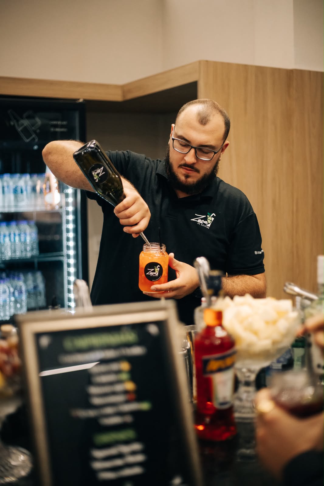 Bartender do Zeca da Caipira preparando drink em evento